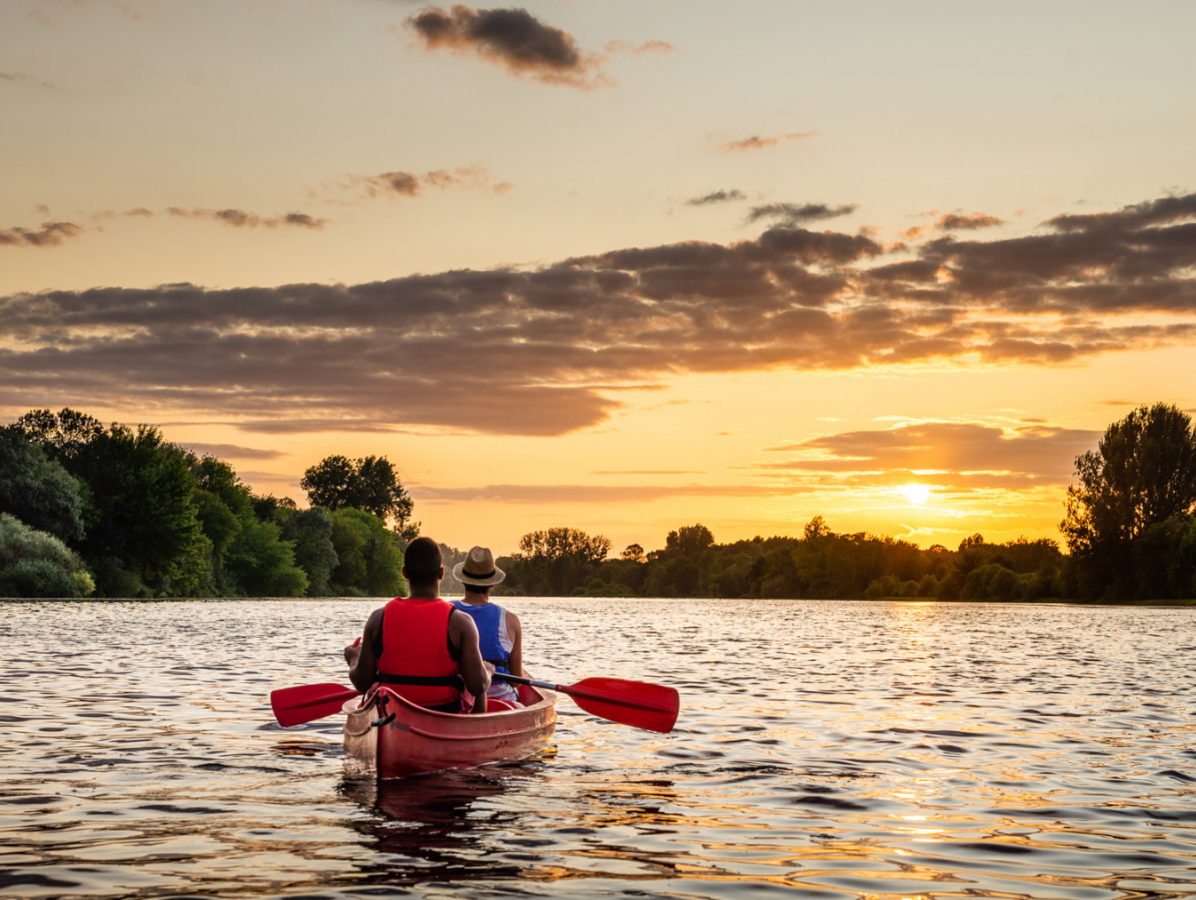 Balade en canoë Kayak au couché du soleil en Touraine, Centre Val de Loire