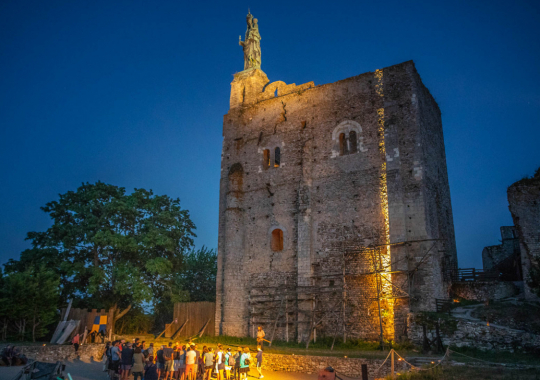 Soirée nocturne à la lumière du flambeau à la Forteresse médiévale de Montbazon, Centre Val de Loire