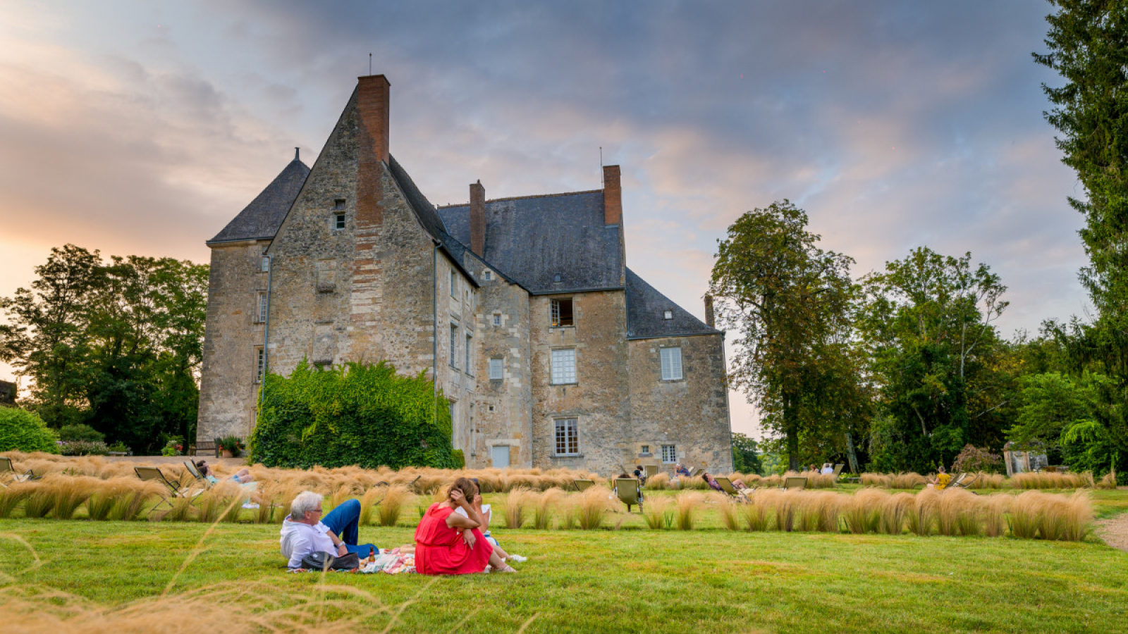 Vue sur le château de Saché des jardins, groupe d'amis, Touraine, Centre Val de Loire