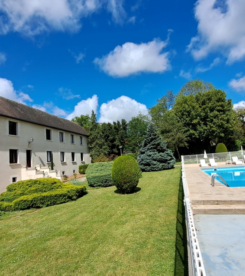 TROGUES- Château de la rolandière - exterieur1-gitedegroupe-larolandiere